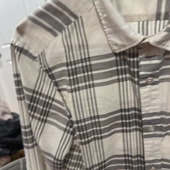 Burberry shirt used once really nice fits Iike a small - Picture 4 of 5